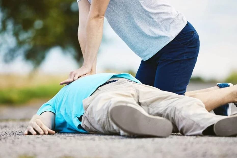 Personal medico practicando compresiones toracicas en un maniqui dentro de un entorno clinico.